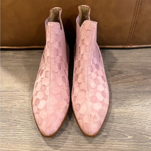 ANTHROPOLOGIE Pink Suede Floral Embossed Chelsea Boots Size 8.5 - Picture 4 of 13